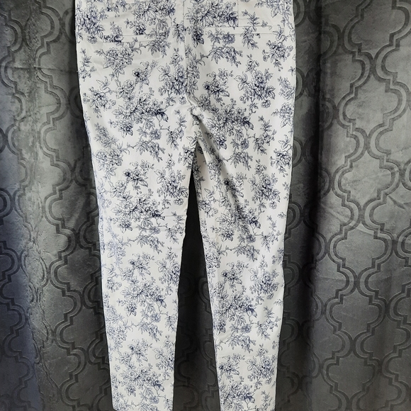 Mario Serrani Italy Brand White with Blue Floral Capri? Style Pants - Picture 3 of 4